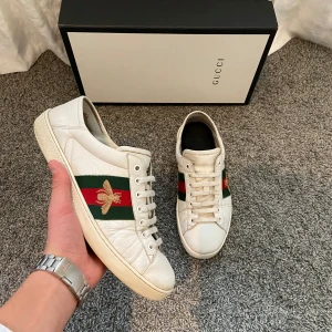 Gucci skor - Säljer ett par riktigt feta Gucci skor med ett bi. Sick 8/10. Boxen medföljer. Storlek 42. Pris kan diskuteras vid en snabb affär ✅ skriv gärna vid funderingar. 👍 Byten kan vara intressanta 🤝