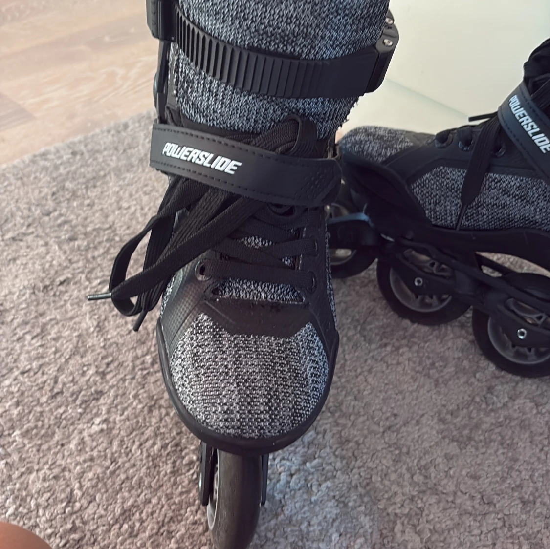 Svarta och grå Powerslide inlines - 1