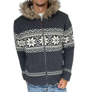 Stickad cardigan med päls  - Otroligt fet och mysig stickad cardigan med päls! Perfekt nu till kallare väder, priset kan diskuteras 