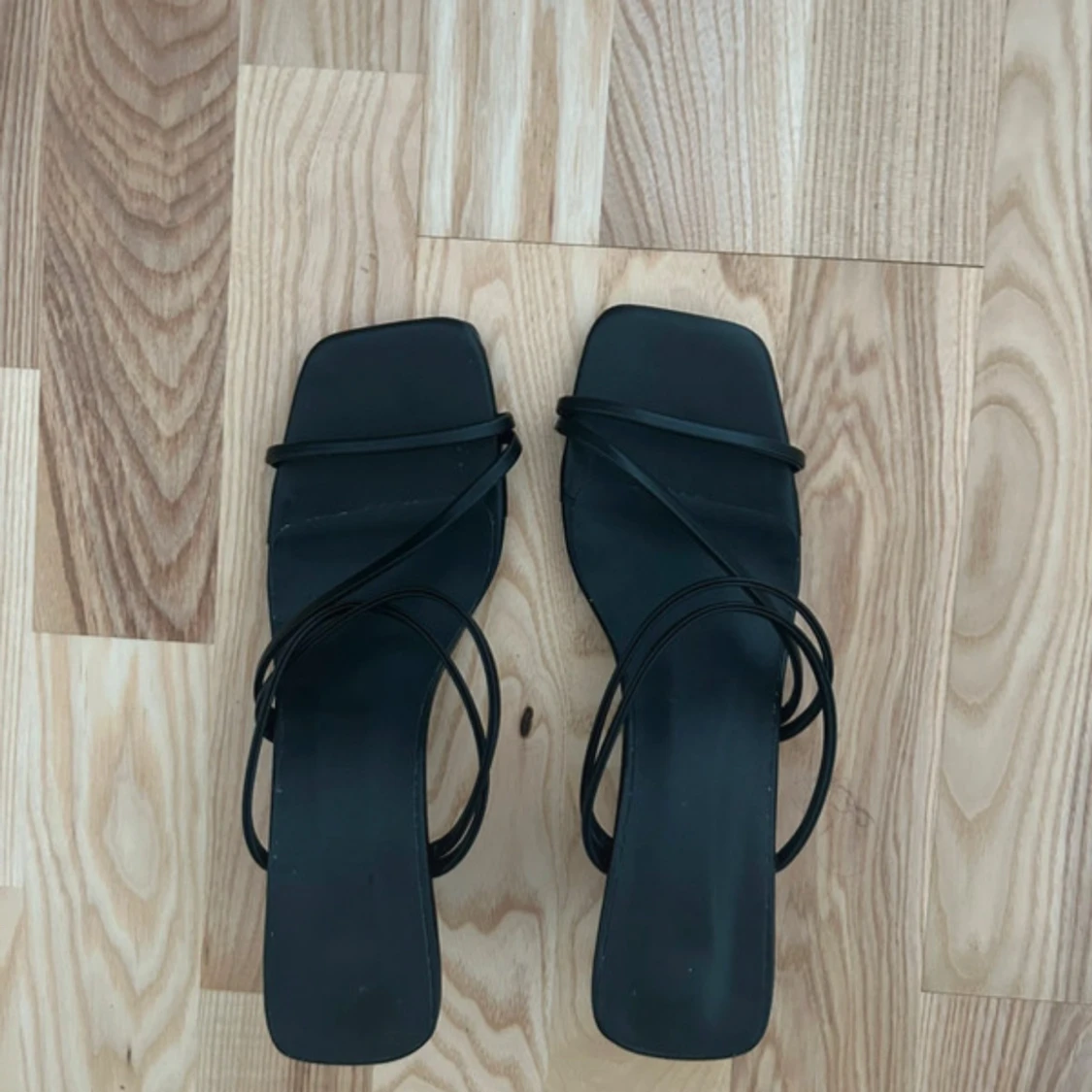 Svarta sandaler med klack och tunna remmar - 1