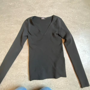 Svart långärmad topp från ONLY - Svart långärmad v ringad topp från only skönt material i storlek xs aldrig andvönd och inga märken eller sönder nånstans på tröjan 