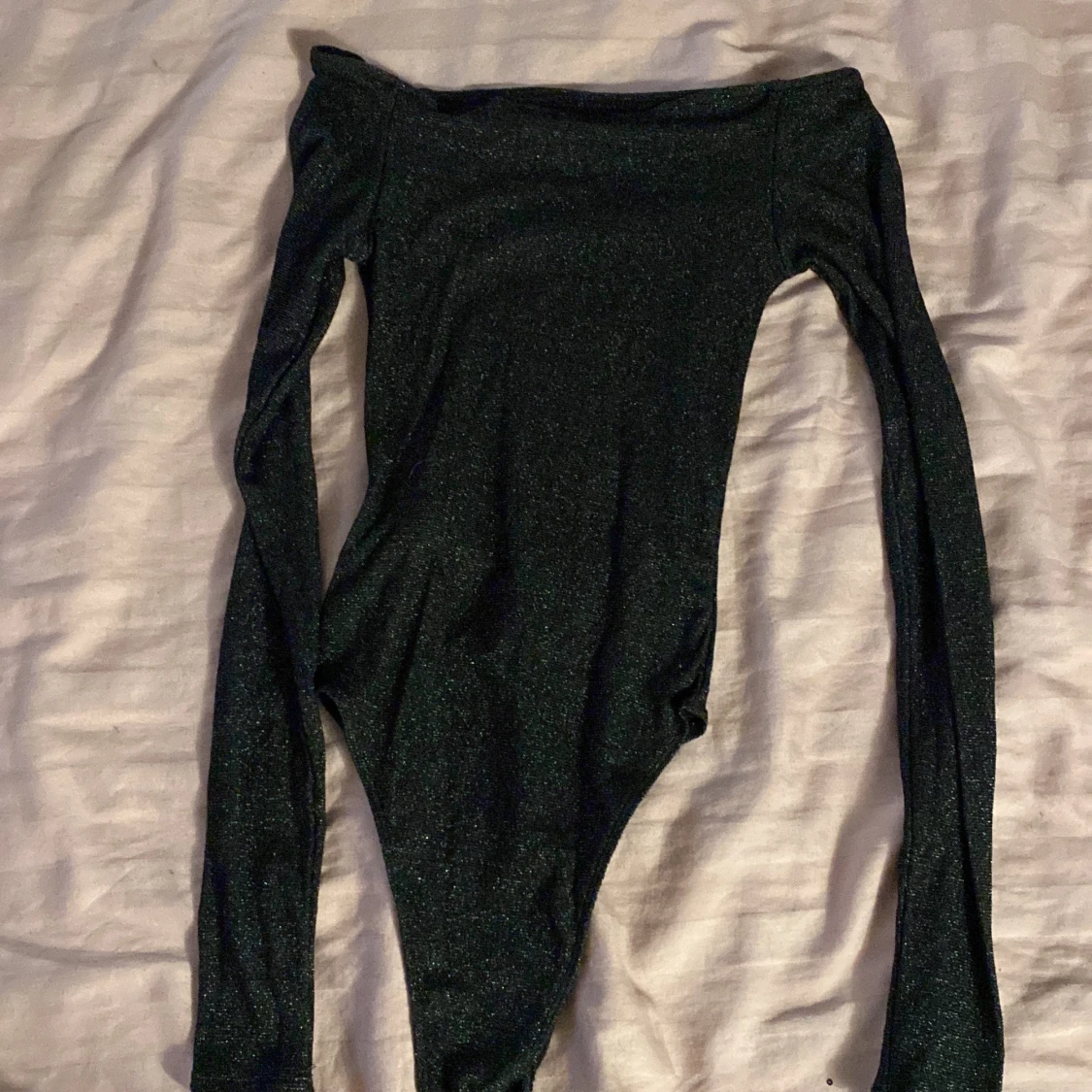 Glittrig svart offshoulder topp Divided - 1