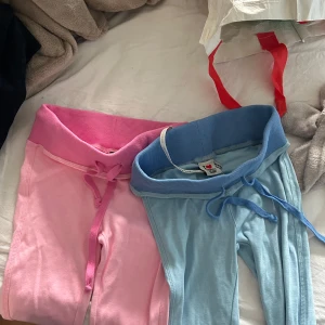 blå hidden cult byxor  - säljer ett par blå hidden cult byxor i storlek xxs 💞endast testad. de är för små på mig så fråga gärna inte om bild me dom på, för kan inte skicka det🧚‍♀️
