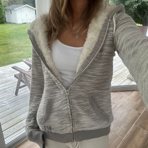 Hollister zip med foder - En zip från Hollister i storlek M. Kan upplevas något mindre i storlek. Tröjan bedöms vara i väldigt fint skick. Jag skickar ditt köp inom 24h. Se liknande zip i min profil! F98