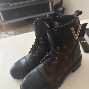 Stövlar  - Säljer ett par stövlar perfekta till hösten :) 