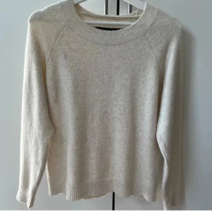 Beige stickad tröja från Vero Moda - Supermjuk beige stickad tröja från Vero Moda!🫶
