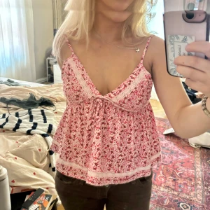 Gulligt linne - Väldigt fin topp från Gina tricot som är väldigt populär! Linnet har endast kommit till användning 2 gånger så den är i princip ny🥰