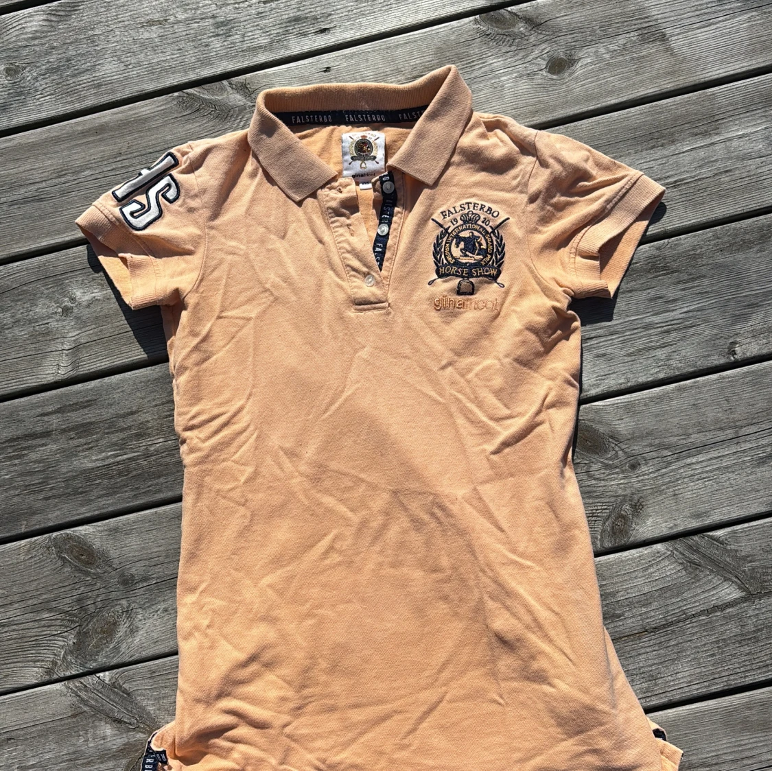 Ljusorange Falsterbo polo från Gina Tricot