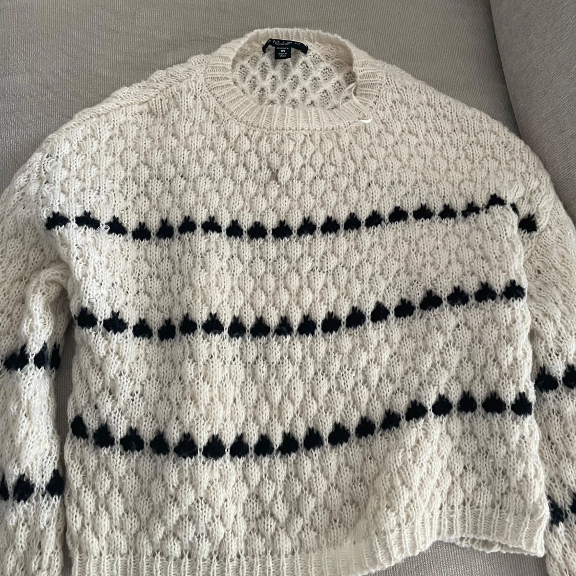 Vit stickad tröja med svarta ränder Amisu - 2