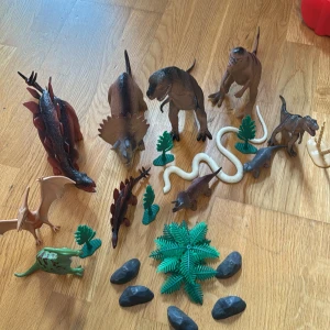 Dinosaurier och urtidsdjur – en illustrerad guide - Upptäck dinosauriernas värld med denna färgglada bok fylld av illustrationer på olika dinosaurier och urtidsdjur. Perfekt för unga äventyrare som vill lära sig mer om förhistoriska djur och deras miljö. Box medföljer 