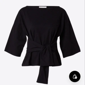 Svart topp med knyt i midjan - Säljer denna snygga svarta topp med knyt i midjan❤️