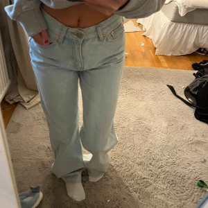 Ljusblå wide leg jeans från weekday - Säljer ett par ljusblå wide leg jeans från weekday. köpta för 500kr säljer för 350kr