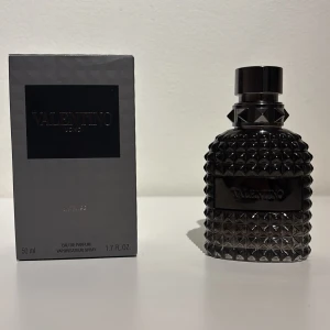 Valentino Uomo Intense, 30 ml kvar - Säljer min Valentino uomo intense, ca 30 ml kvar. Många tycker att den är bättre än Dior homme intense… Box ingår! Bara å skriva om ni har några funderingar!