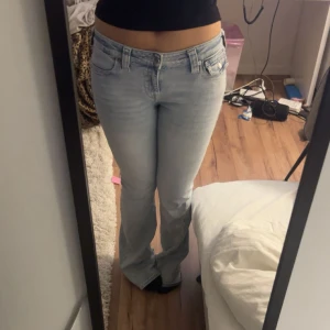 True Religion jeans - Säljer ett par ljusblå bootcut jeans från True religion i modellen Joey. Använda en gång så det är nästan i nyskick🩷 Ny pris 1299