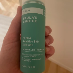 Paula's Choice 1% BHA Exfoliant - En mild exfolierande gelkräm för känslig hud från Paula's Choice. Innehåller 1% BHA (salicylsyra) och allantoin som hjälper till att minimera porer och jämna ut huden. Lätt och lugnande formula i en turkos plastflaska, 100 ml. Endast testad på handen