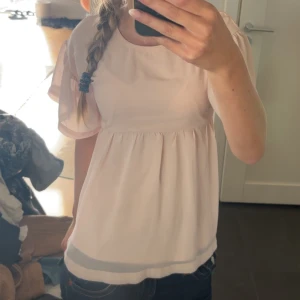 ljusrosa blus från creamie - ljusrosa blus från creamie och änvand runt 10 gånger! 💗 storlek 12 år eller 152 men är lite större i storlek!🩷