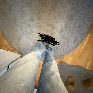 Ljusblå wide jeans från Zara💕 - Säljer ett par ljusblå jeans med breda ben och hög midja. Jeansen har klassisk femficksdesign, knapp och dragkedja framtill samt en chill, loose passform. Perfekta för dig som gillar en avslappnad och trendig stil. Storlek EU34 från Zara💕