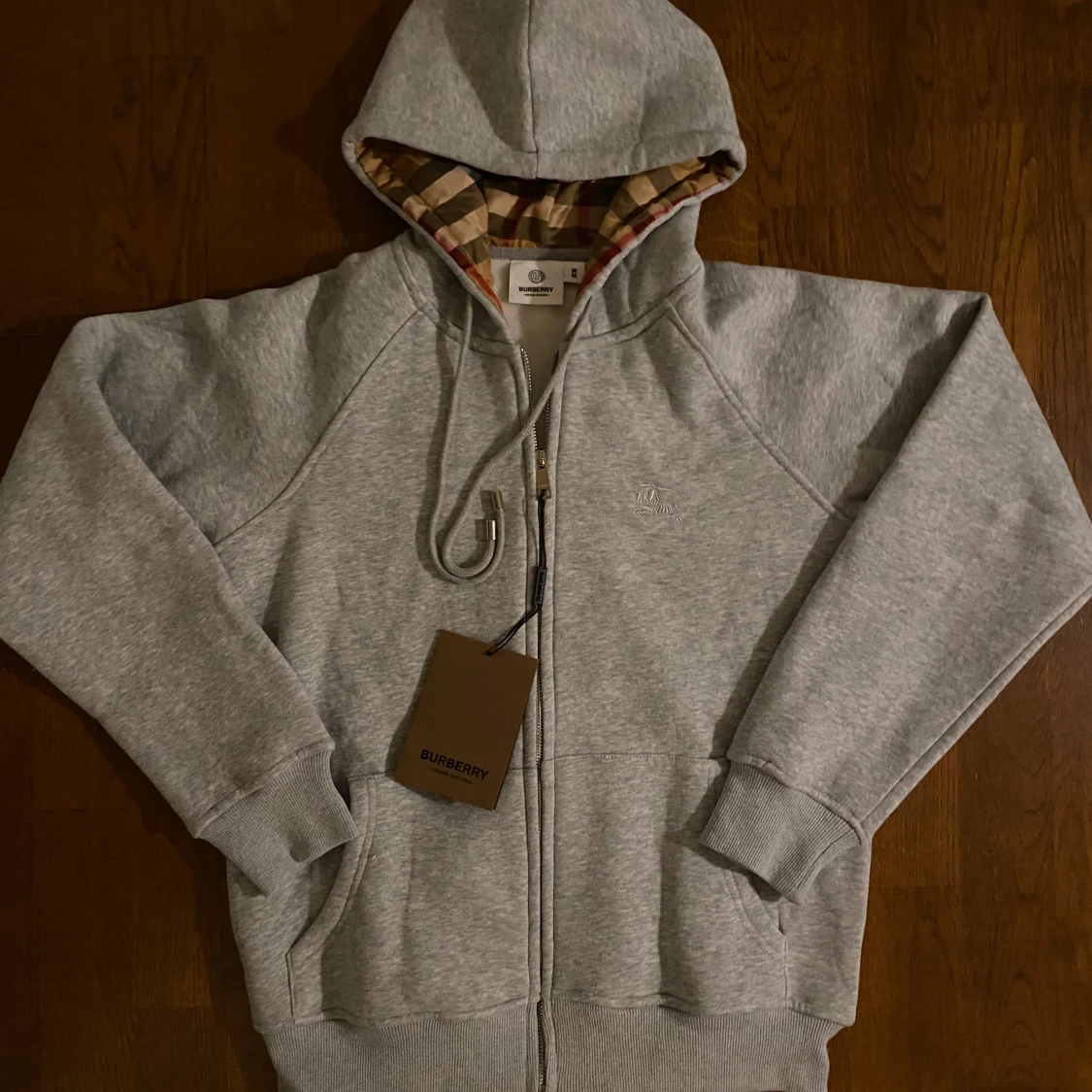 Grå hoodie från Burberry med dragkedja