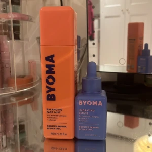 BYOMA Face Mist & Serum duo skincare - Säljer ett set med BYOMA Balancing Face Mist (100 ml) i orange flaska och Hydrating Serum (30 ml) i blå flaska. Face misten innehåller Tri-Ceramide Complex, probiotika och allantoin, medan serumet har squalane och glycerin för extra återfuktning. Båda boostar hudbarriären. 