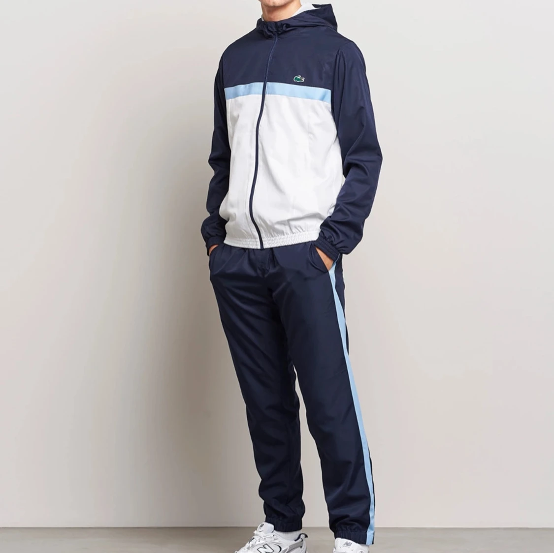 Blå och vit träningsdress från Lacoste