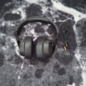 Jbl hörlurar  - Hejsan! Säljer mina jbl hörlurar använder dom inte alls helt nya inga täcken på använda hör av er vid fråga kan sänka pris vid snabb affär 