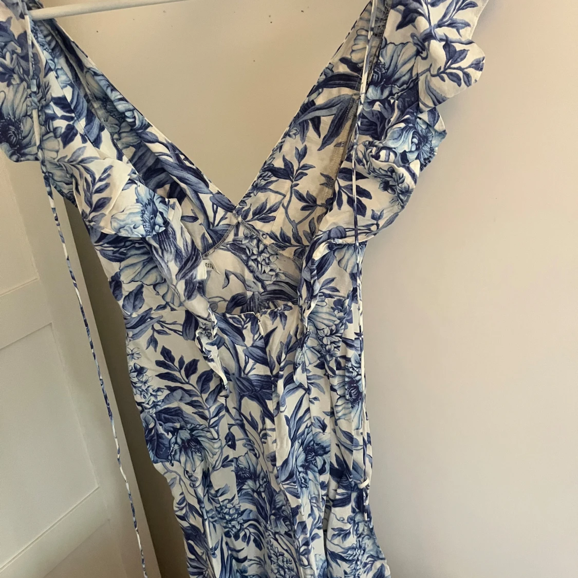 Blommig långklänning med volang - 1