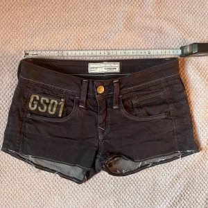 Y2K shorts - Lågmidjade mini shorts som passar XS! Dom är i mycket bra skick och har knappt använts!