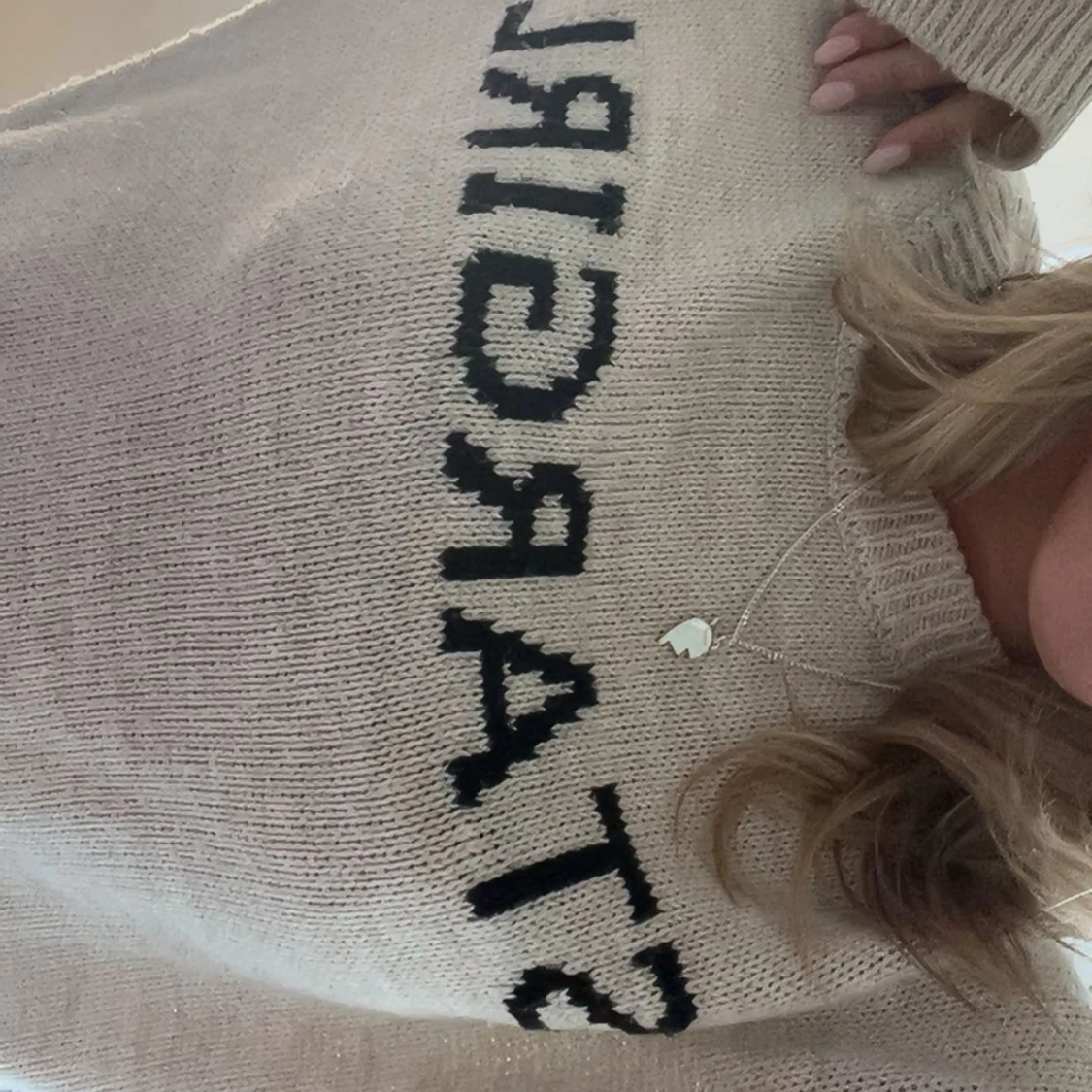 Jättesöt stickad tröja med citat🥹 - 2