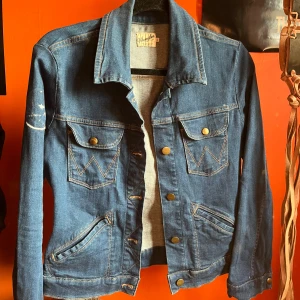 Wrangler jeansjacka - Vintage wrangler jeansjacka i storlek L, men upplevs mer som en S. Väldigt fin och bra skick!