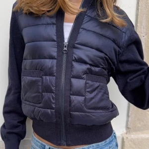 y lightweight rib jacket - Säljer denna snygga jackan fråm gina i storlek 170. Den är slutsåld och finns bara i storlek 134/140 på hemsidan. Den är helt oanvänd då jag har en likadan i vit som jag funderar på att också sälja. Kontakta mig gärna privat vid frågor eller liknande💕