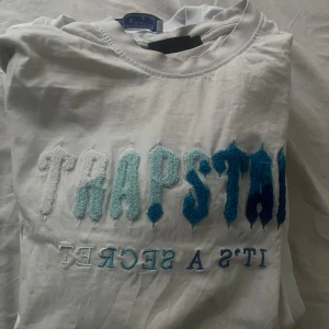 Trapstar tshirt - Trapstar tshirt som är i perfekt skick förutom att den inte är lika vit längre därför lägre pris. Inga defekter annars.