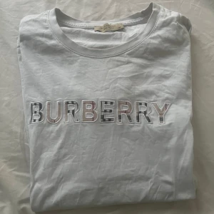 Burberry tshirt - Stilig burberry tshirt med broderad text framtill. Riktigt fin och i perfekt skick storlek M