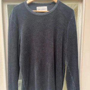 Our legacy tröja  - Our legacy navy light terry tröja som inte säljs längre. Tröjan har ett liten hål vid ände som går att laga 