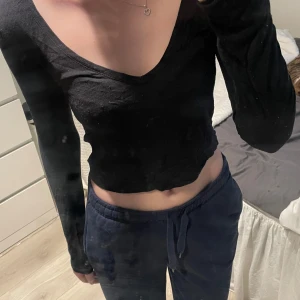 Långärmad topp - Jätte snygg långärmad topp från carlings i storlek s. Väldigt använd så den har väldigt mycket noppror men fortfarande användbar och hel annars 💓💓