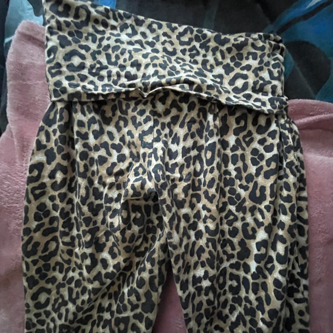 Leopardmönstrade yoga byxor