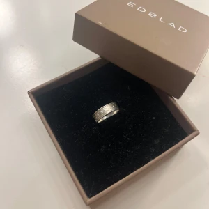 Silverring från Edblad med mönster - säljer min smala Norrbottens ring + breda ifall du skulle vara intresserad av att köpa båda! Denna ring är ett traditionellt smycke från Norrbotten, men väldigt fin att använda även fast man inte har någon koppling till Norrbotten. 925 silver ring, storleken skulle jag säga är ganska liten (vet ej exakta mått ) då man köper den på en marknad och testar helt enkelt bara vilken som passar. Den är inte helt rund, blivit så när man använt då den inte är av ett så tjockt ”material”. Detta går fixa. 