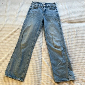 Baggy jeans strl: 32 - Blå baggy jeans i storlek 32, bra skick från Gina tricot 