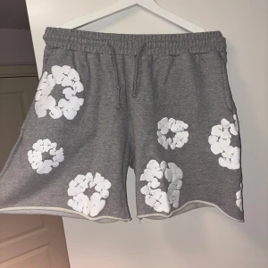 Denim tears  - Denim tears shorts  Använda 2 gånger eftersom att jag inte passar i dom mer.  Dom passar som S men är L. Riktigt små i storlek blev dom i tvätten. Dom passar lillebrorsan som har S.  Skick: 10/10. Pris kan diskuteras
