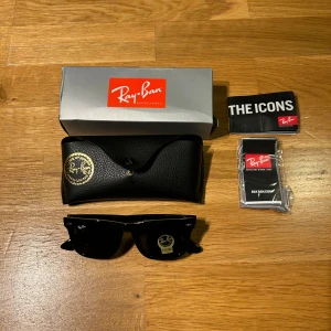  Nya Svarta Ray-Ban Wayfarer solglasögon - Säljer ett par Nya klassiska Ray-Ban Wayfarer RB2140 ✅Skirv för frågor eller mer bilder ✅