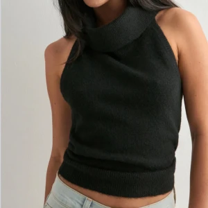 Öppen rygg halterneck topp - Säljer denna superfina helt nya toppen från Nelly pga att den ej passar. Perfekt nu till hösten 🍂 