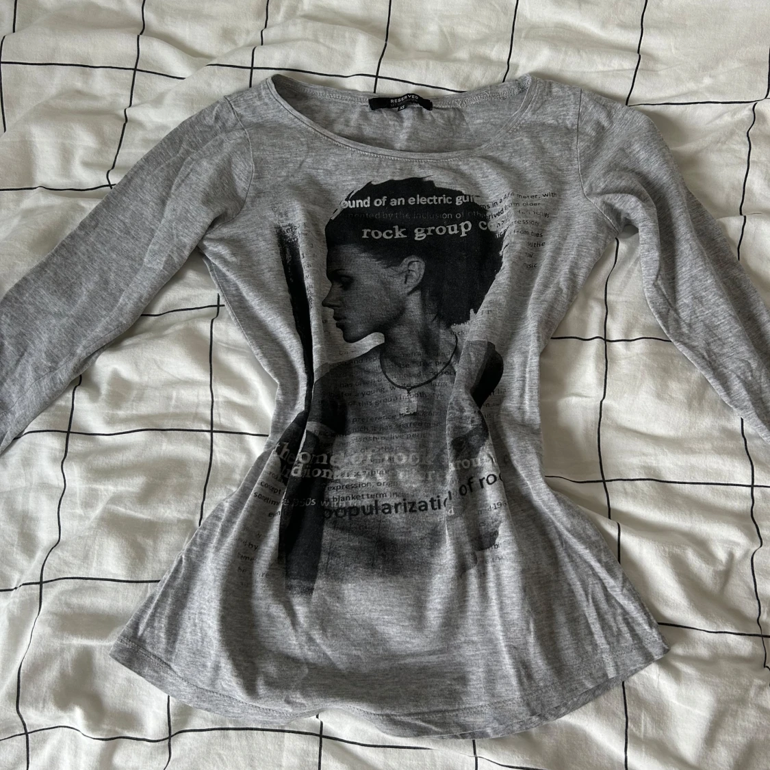 Grå långärmad topp med tryck  - 1