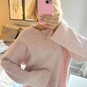 Ljusrosa stickad tröja - Supermjuk och fluffig ljusrosa stickad tröja från Gina Tricot. Perfekt för en mysig höst/vinter dag💓💓Passar XS-S, materialet är en wool blend, se sista bild.