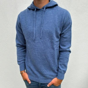Kashmir/Merino hoodie - Blå Kashmir/Merino hoodie | Storlek M | Modellen är 177cm lång, passar lite längre | Endast testad, därför grymt skick | Hör av dig vid frågor🌟