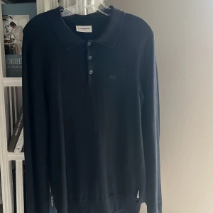 mörkblå  pikétröja från Lindbergh - Mörkblå pikétröja från Lindbergh. Har använt den några gånger men fortfarande bra skick.