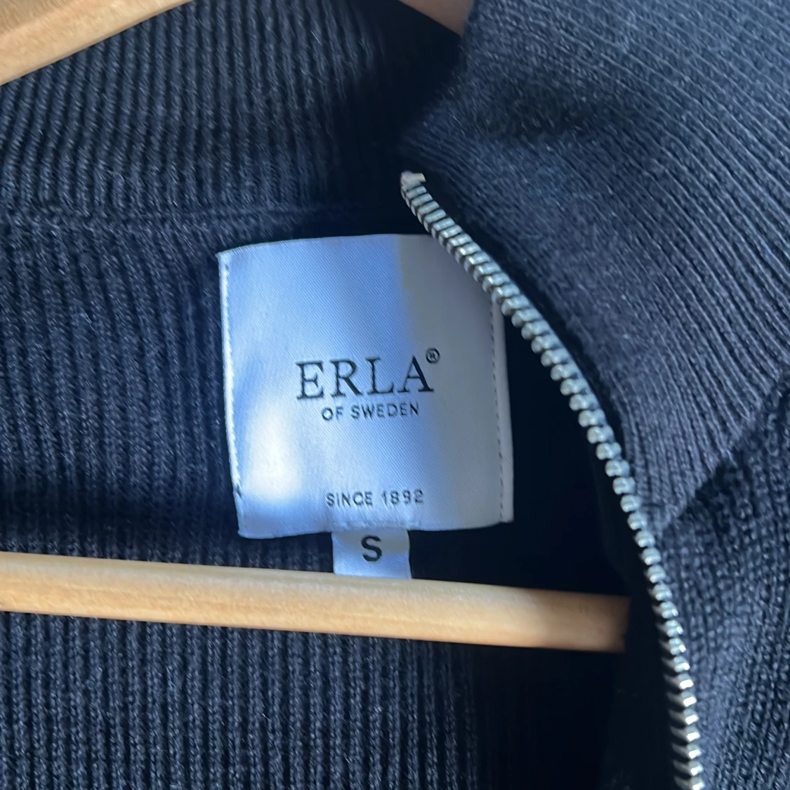 Svart stickad kofta från Erla - 1