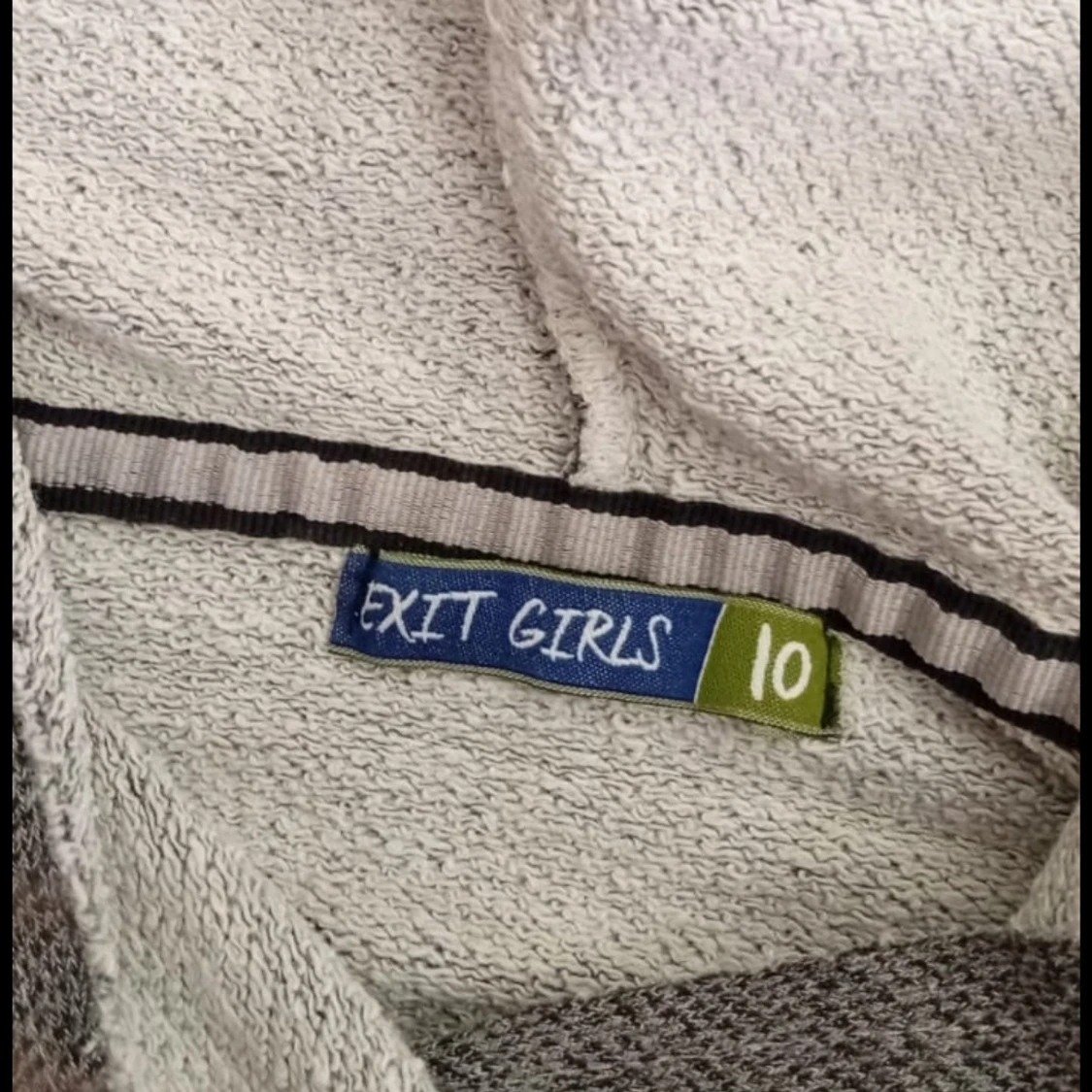 Grå hoodie från Exit Girls - 3