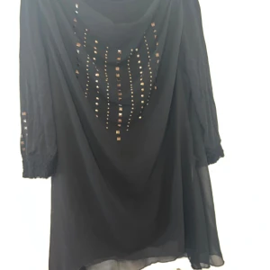 Pusero 42 - Musta pusero. Edessä kivat yksityiskohdat ja hihansuissa.  Puolipitkähihainen. Koko 42. Kaikai n 50cm. Toisessa sivussa repeämä, osaava korjaa. Eläintalous MMM, lisätietoja saa kysymällä Katso myös muut ilmoitukseni Tarjoa 