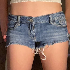 Blå jeansshorts från Tally Weijl - Snygga blå jeansshorts från Tally Weijl i storlek 36. Modellen är lågmidjad. Jag som är 25 i midjan passar dem perfekt bara att jag har andra jeansshorts jag andvänder, dem är sköna och har bra kvalite❤️kan ta imot dem mesta priserna❤️