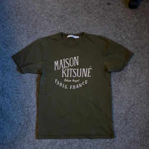 Maison Kitsune T-shirt - Tja säljer nu en grön maison kitsune t shirt i väldigt bra skick för endast 349kr! Pris är ej hugget i sten, hör av er i dm vid funderingar 🙌