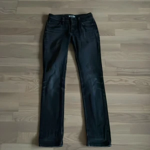 Levi’s Jeans - Säljer ännu ett par feta jeans och denna i levis. Ett par svarta jeans med en röd levis signatur på backficka. Denna är i storlek 28/31.                   Hör av er vid minsta fundering
